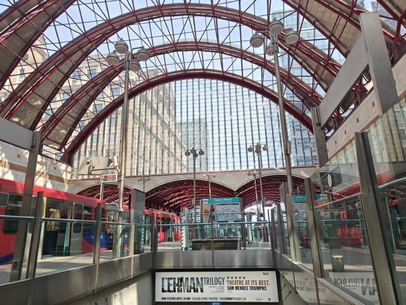 Canary Wharf togstation