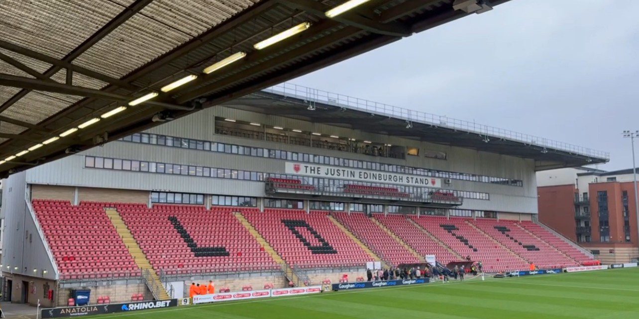 Ther Justin Edinburgh Stand - Fodboldrejse til Leyton Orient